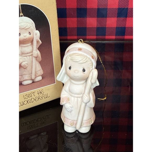Precious Moments - E5630 -MIB- Ornament - ISN'T HE WONDERFUL - 1982 - Picture 1 of 7